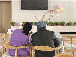 當(dāng)你老到忘了世界，我該拿什么來(lái)愛你
